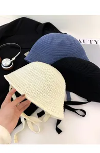 Detailansicht des handgemachten Strick-Bucket-Hats mit Bändern, atmungsaktiver Sommersonnenhut.