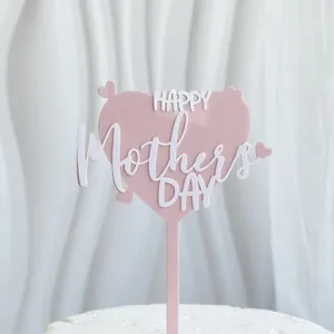 Adorno de pastel de acrílico rosa para el Día de la Madre con diseño de corazón blanco.