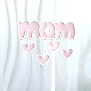 Adorno de pastel acrílico para el Día de la Madre con diseño MOM rosa y corazones colgantes.