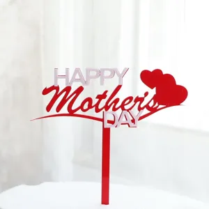 Decoracion de pastel de acrilico para el dia de las madres con corazones rojos.