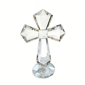 Detalle de figura cruz de cristal, adorno de vidrio facetado transparente para decoración del hogar.