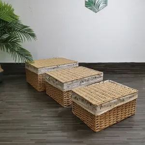 Panier de rangement en osier tressé avec couvercle et doublure en tissu pour la maison.