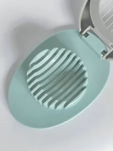 Coupe-œufs manuel en plastique ABS avec fils en acier inoxydable pour trancher les fruits.