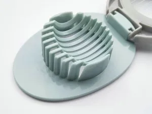 Vue detaillee du coupe-oeufs manuel avec fils en acier inoxydable et base en plastique ABS.