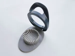 Vue détaillée du tranche-œufs en acier inoxydable, outil de cuisine pratique pour couper facilement.