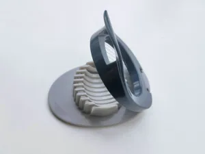 Gros plan détaillé du coupe-œufs manuel avec fils de coupe en acier inoxydable et ABS durable.