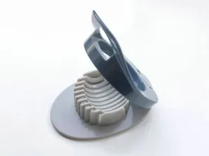 Vue detaillee du trancheur d'œufs manuel de cuisine avec base en plastique pour fruits mous.