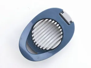 Vue de détail du trancheur d'œufs en fil d'acier avec grille et cadre en plastique robuste.