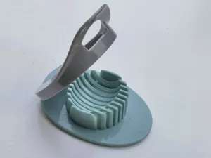 Vue de détail du coupe-oeufs de cuisine, outil manuel pour trancher les oeufs et fruits.
