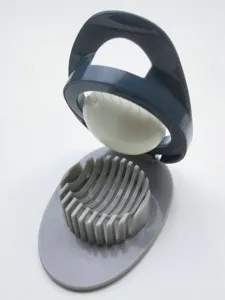 Vue détaillée du tranche-œufs de cuisine avec fils en acier inoxydable et base en plastique.