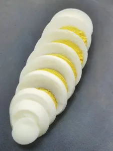 Vue de detail d'œufs durs proprement tranches montrant la precision de l'outil de cuisine.