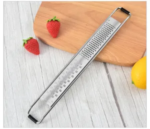 Edelstahl Zitronenreibe und Käsereibe für die Küche, perfekt für Ingwer und Schokolade.