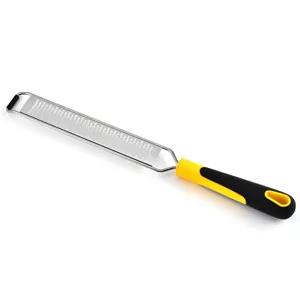 Rape a fromage en acier inoxydable zesteur de citron poignee jaune et noire cuisine.