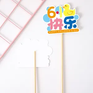 Detalle de primer plano del adorno de tarta infantil de papel con palo de madera.