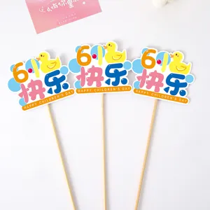 Bonito adorno de pastel de patito amarillo con palitos de madera para fiesta infantil.