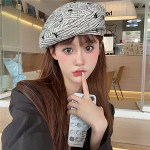 Bérets en tweed noir et blanc chic pour femmes, jolis détails de nœud, chapeau élégant automne hiver.