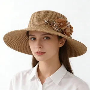 Stilvoller Damen Strohhut mit breiter Krempe, Blumen und Strass für Sommer Strand Urlaub.