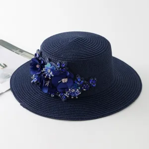 Dunkelblauer Strohhut Detail, elegante Blumen Strass Dekoration, breite Krempe Sommer.