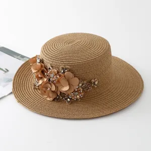 Detailansicht des Damen Strohhutes mit eleganter Blumen Strass Verzierung an der Seite.