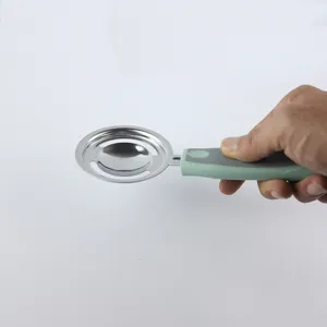 Separador de claras de huevo de acero inoxidable, detalle de util util de cocina practico.