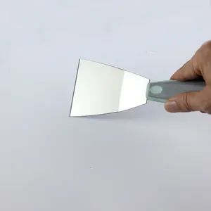 Detalle de espátula de cocina para repostería de acero inoxidable, mango ergonómico.
