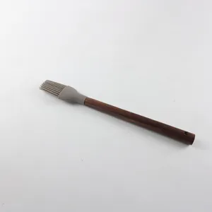 Pinceau à huile en silicone résistant à la chaleur avec manche en bois pour cuisine.