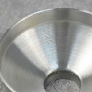 Grande imbuto in acciaio inox da cucina, con finitura in metallo spazzolato e ampia apertura.