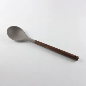 Cuillère à soupe en silicone avec manche en bois, ustensile de cuisine résistant à la chaleur.