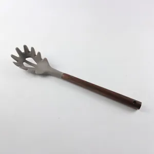 Cuillère à spaghetti en silicone gris avec poignée en bois de noyer naturel.