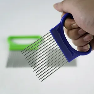 Vue detaillee du support d'oignon en acier inoxydable, outil de protection des mains de cuisine.