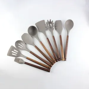 Ensemble d'ustensiles de cuisine en silicone avec manche en bois, spatule et louche.