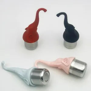 Siliconen olifant thee-ei detail met roestvrijstalen gaasfilter en kleurrijk handvatontwerp.
