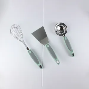 Juego de herramientas de cocina de acero inoxidable con batidor espátula y separador.