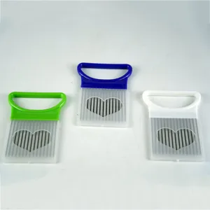 Trancheur d'oignon en acier inoxydable gadget de cuisine avec poignée en plastique pratique.