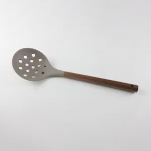 Cuillere ecremouse en silicone avec manche en bois ustensile de cuisine gris resistant