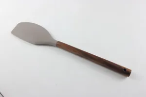 Spatule en silicone avec manche en bois, ustensile de cuisine résistant pour poêles.