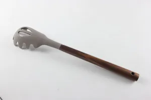 Cuillère à spaghettis en silicone avec manche en bois, ustensile de cuisine résistant.