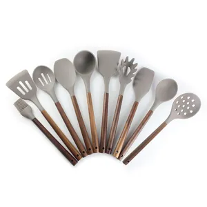 Ensemble d'ustensiles de cuisine en silicone manche en bois spatule cuillère détail