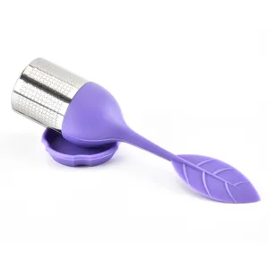 Infuseur à thé en silicone violet avec poignée en feuille et petit bac de récupération.