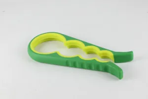 Nahaufnahme des multifunktionalen 4-in-1 Glas- und Flaschenöffners in Grün und Gelb.