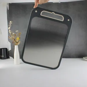 Dettaglio del taglierina in acciaio inossidabile con design a doppia faccia e bordo antiscivolo.