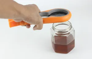 Detailansicht des multifunktionalen 4-in-1 Glasöffners in Aktion beim Öffnen einer Glasflasche.