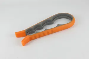 Detailansicht des multifunktionalen 4-in-1 Dosenöffners mit ergonomischem Griff für Kappen.