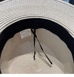 Vista interior detallada de la gorra de paja de verano, material de papel trenzado, talla 56-58cm.
