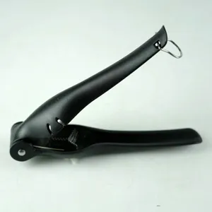 Zwarte kastanjeopener keukengereedschap notenraker met metalen ring voor noten.