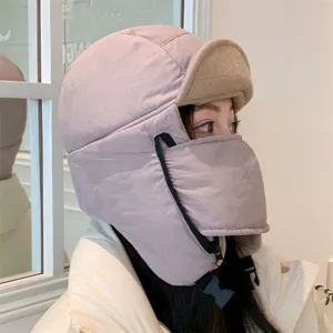 Primo piano del cappello invernale caldo con maschera facciale integrata, vista laterale.