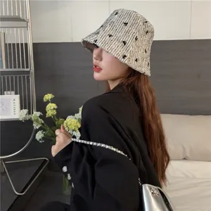Vue détaillée du chapeau bob en tricot élégant avec motifs de nœuds délicats pour femmes.