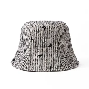Vue détaillée du chapeau bob en tweed noir et blanc avec de délicats nœuds décoratifs.