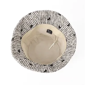 Vue détaillée de l'intérieur du chapeau bob en tweed noir et blanc, montrant la doublure.