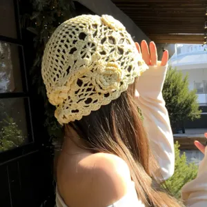 Handgefertigte Häkel-Strickmütze im Retro-Stil, hohle Beanie für Damen Frühlingsmode.